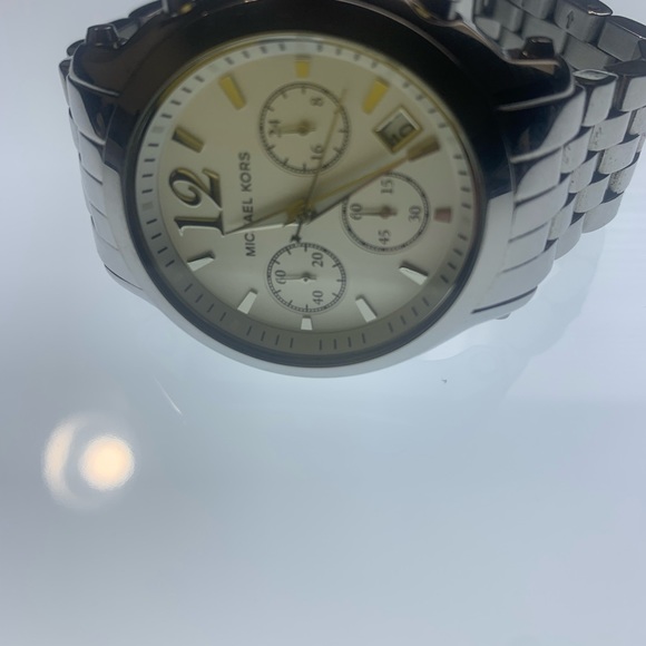 Micheal kors woman’s watch - Picture 3 of 4